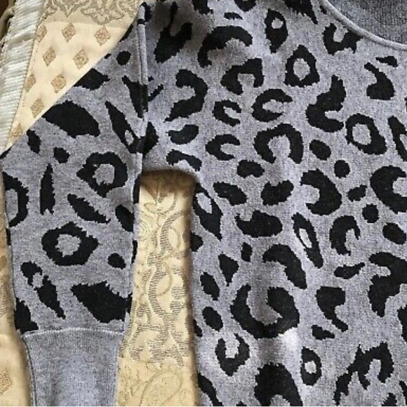 Feiersi pullover sweater. Size M NWOT. Smoke free home. - Picture 3 of 9